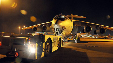 Máy bay IL-76 của Trung Quốc chuẩn bị cất cánh ở sân bay Perth của Úc để tìm kiếm máy bay mất tích của Malaysia.